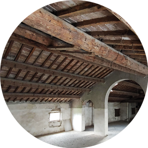 tetto con travi in ristrutturazione