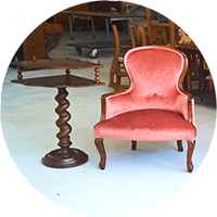 tavolino e poltroncina tappezzata