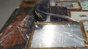 Bolla anossica con statue e oggetti lignei