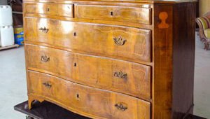 Comò intarsiato prima del restauro