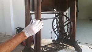 Restauro della macchina da cucire in corso