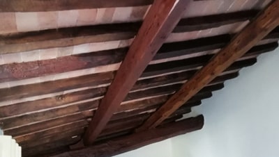 Soffitto con travi e travicelli in rovere a Camaiore