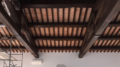 Soffitto con travi, travetti  e capriate