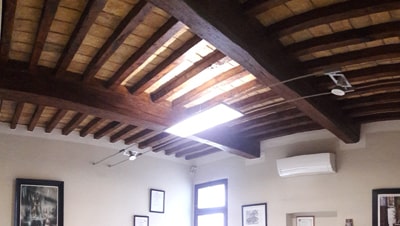 Soffitto con travi e travetti in abete