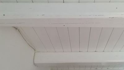 Soffitto ligneo con travi laccate di bianco a Barchi