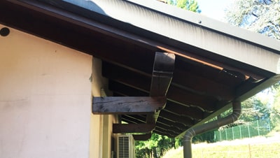 Tetto sporgente a Castronno