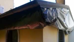 Trattamento antitarlo in corso sulle strutture esterne Trattamento antitarlo in corso sulle strutture esterne