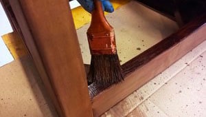 Fase di verniciatura sedia